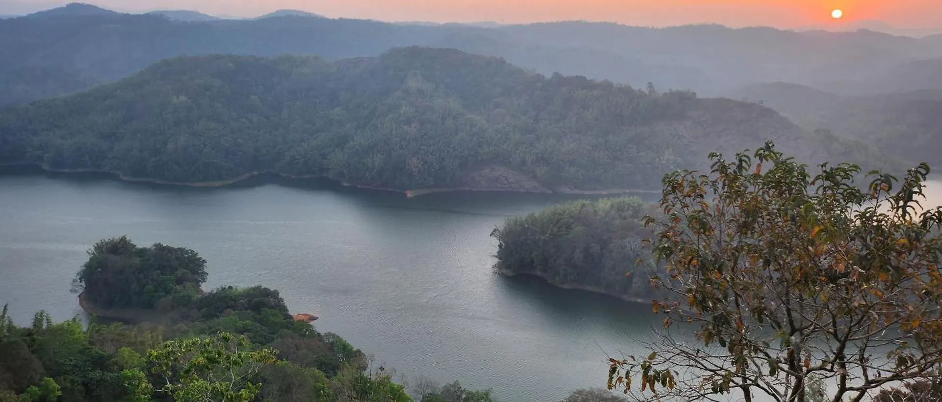 Dam House Villa Anachal